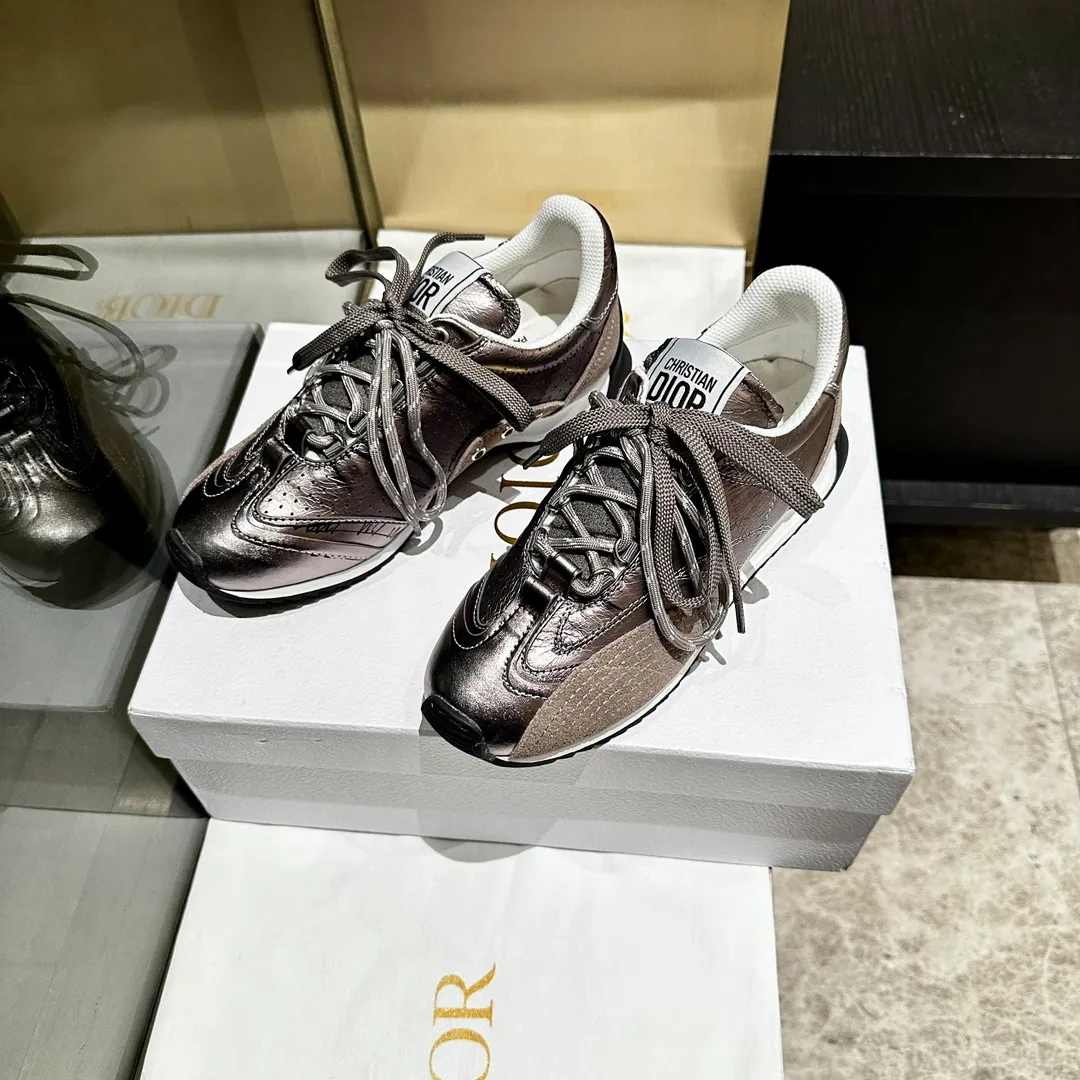 👟👟Ex-factory price 560👟👟 2025, new series, this Dior, C'est sneaker shows eye-catching and fashionable style. Carefully crafted, the 3D printed design of the upper is super fashionable, and the details also add a touch of elegance. The lightweight two-tone sole offers exceptional comfort and sporty style. Can add a stylish touch to any casual look. The tongue and sole are decorated with the Christian Paris logo, and the cowhide design is styled. Women's size 35-40